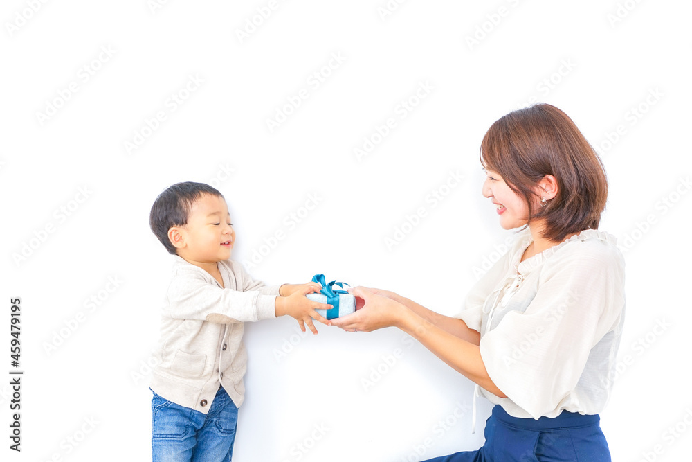 お母さんにプレゼントを渡す子ども お母さんにプレゼントを渡す子ども