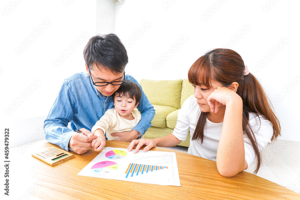 家族会議をする若い夫婦 家族会議をする若い夫婦