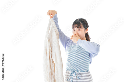 洗濯物を臭う若い女性
