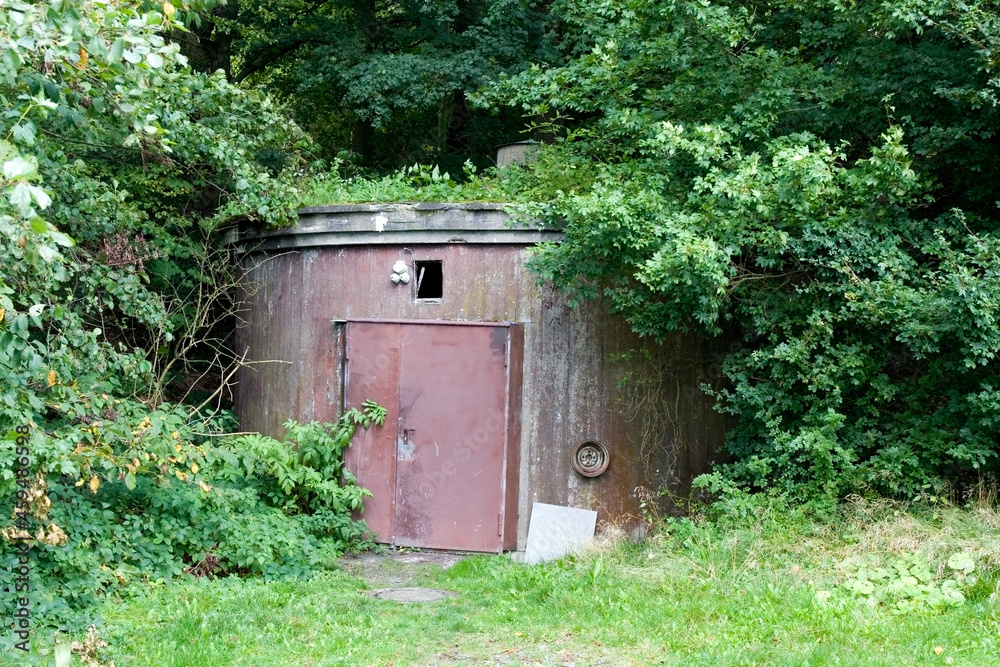 Fototapeta premium Bunker im Grünen