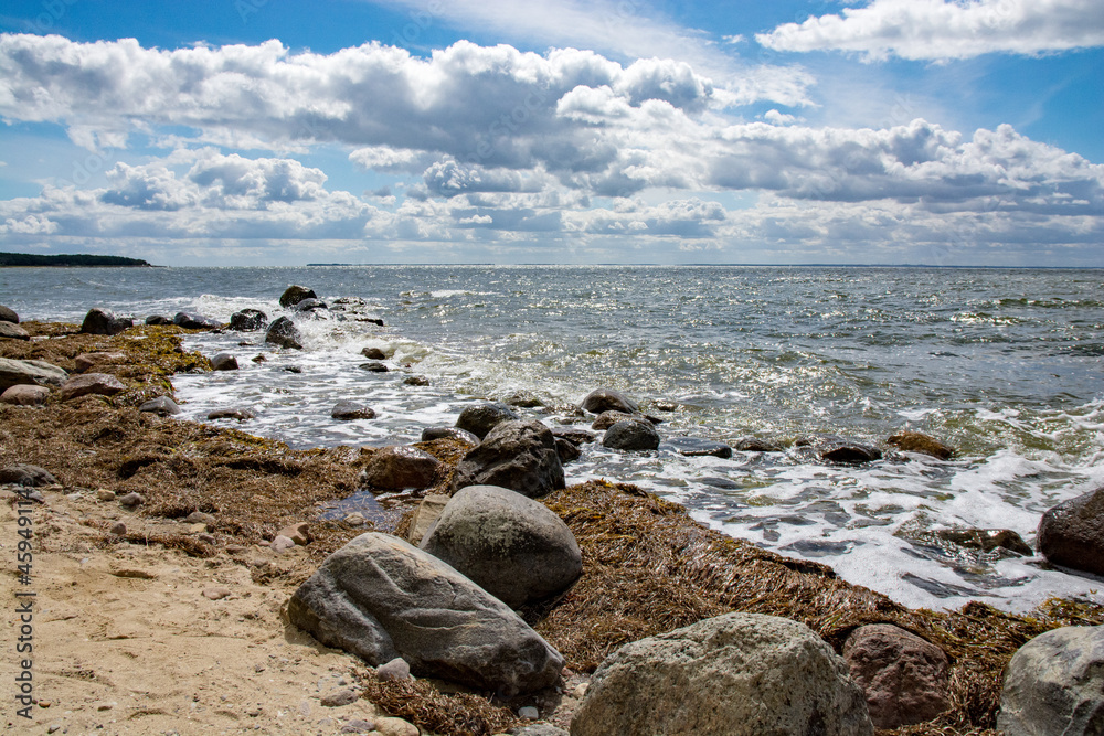 Ostsee Strand mit Findlingen an einem sonnigen Sommertag