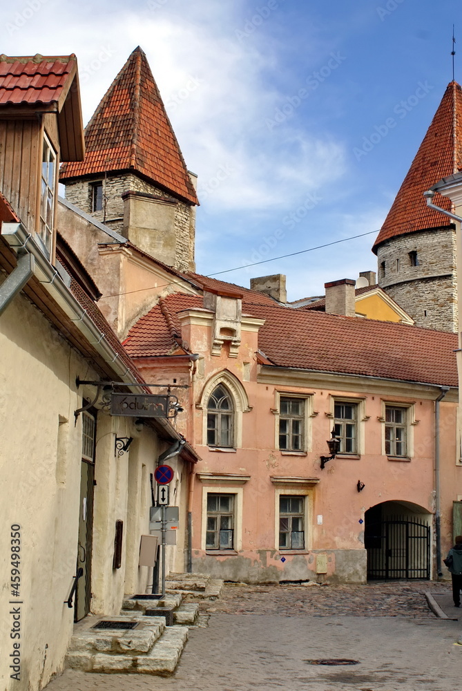 Obraz premium Buildings under the towers of the old city walls in the Old Town, Tallinn, Estonia
