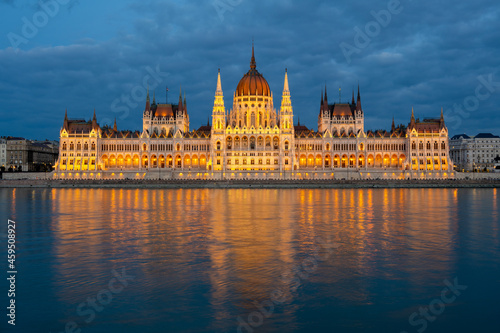 Obraz na płótnie amazing parliament building during dusk in Budapest in Hungary w salonie