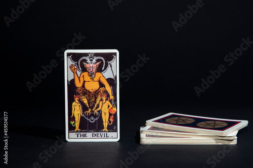 Mazo de cartas de Tarot en fondo negro, mostrando al diablo, THE DEVIL
