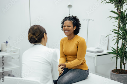 Canvastavla Excited woman happy to hear good news from a doctor.