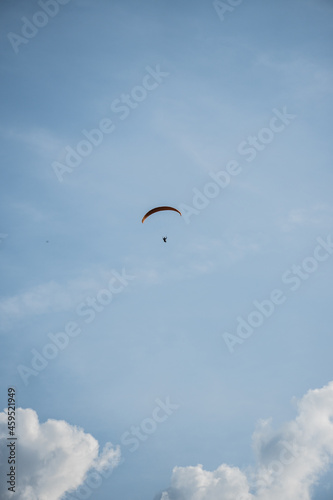 experiencia de paracaídas con cielo y nubes de fondo