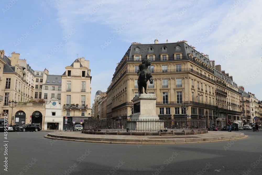 La place des victoires, avec la statue équestre du roi Louis XIV, ville de Paris, île de France, France