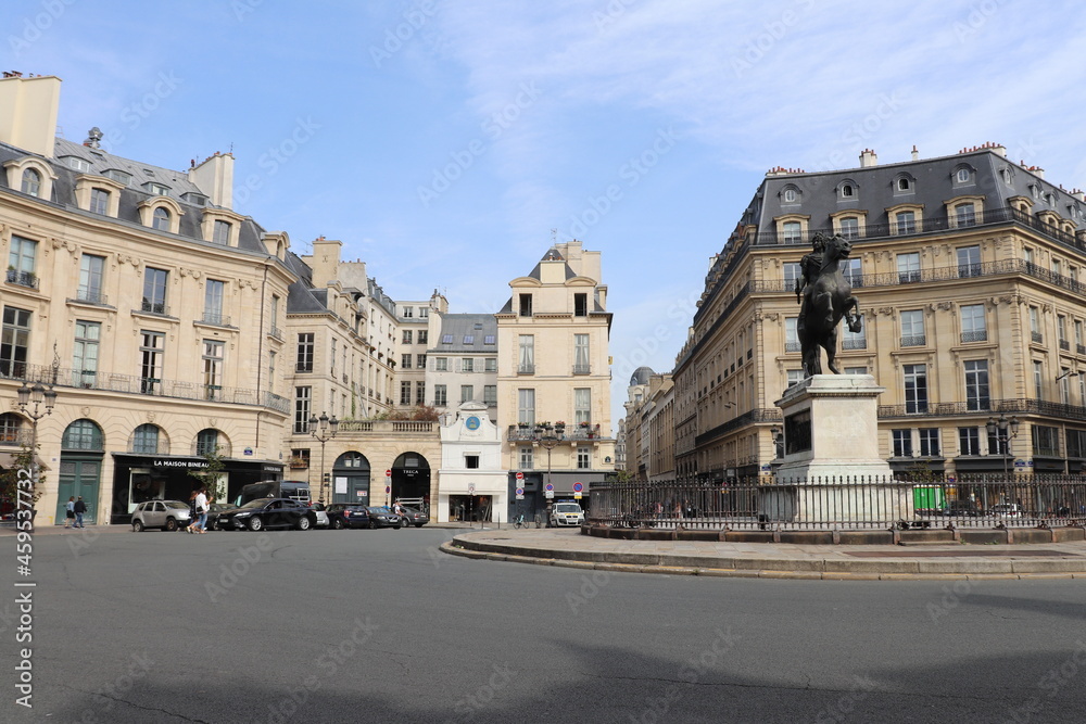 La place des victoires, avec la statue équestre du roi Louis XIV, ville de Paris, île de France, France