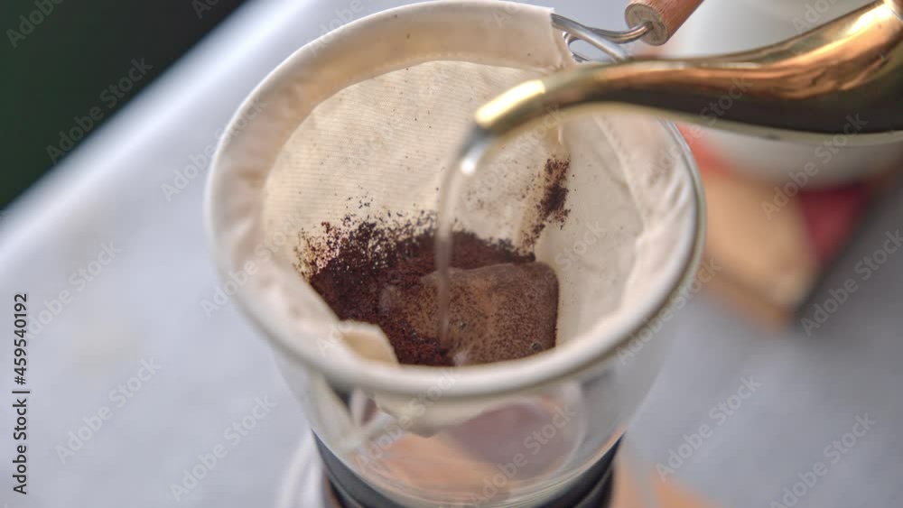 ネルドリップにお湯を注ぐ ネルドリップにお湯を注ぐ