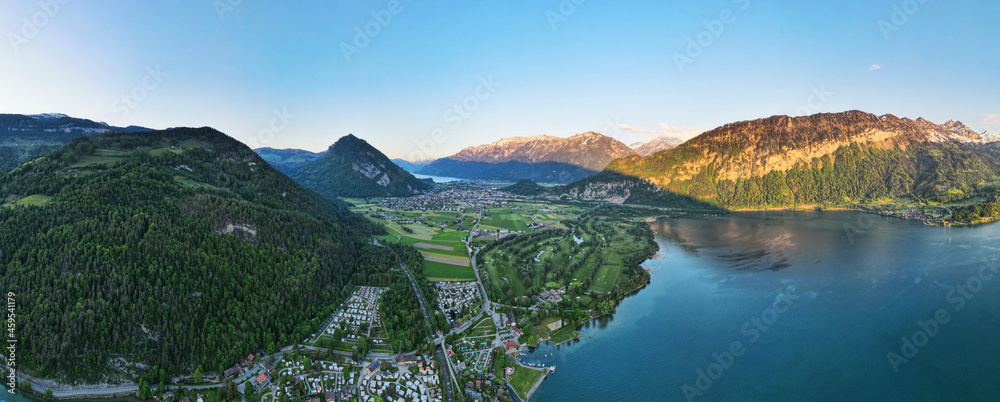 Panorama mit See, Bergen und Stadt