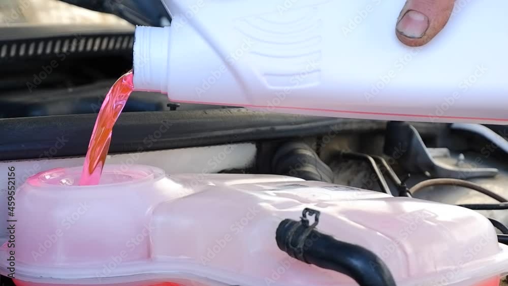 Video „topping up antifreeze.coolant antifreeze.refueling of coolant in