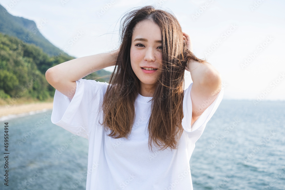 海にいる女性