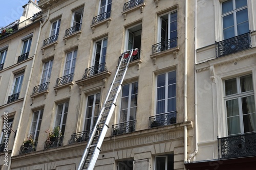 Monte meuble de déménagement sur la facade d'un immeuble parisien, ville de Paris, île de France, France photo