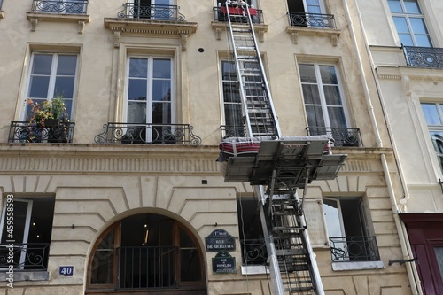 Photography Monte meuble de déménagement sur la facade d'un immeuble parisien, ville de Pari
