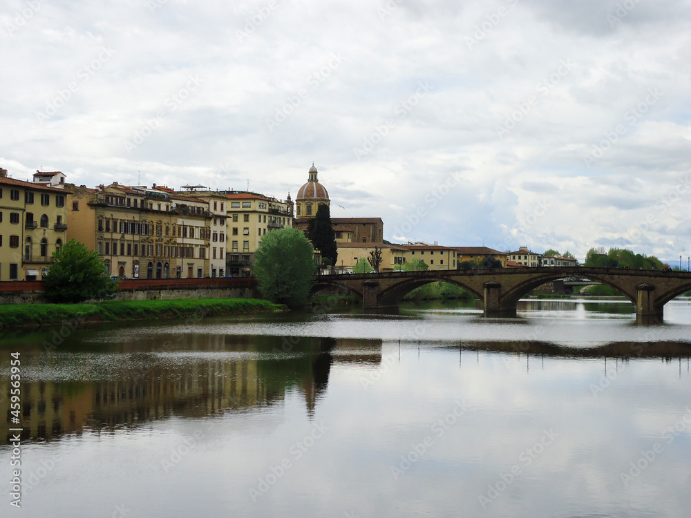Vista de Florencia sobre el río Arno, Italia