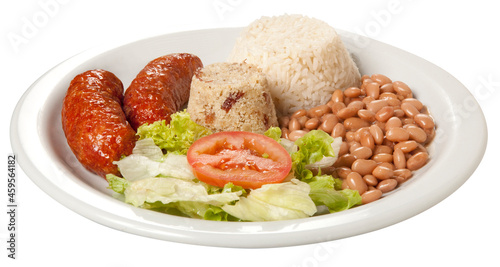 Prato de arroz, feijão, farofa, linguiça toscana e salada no prato em fundo branco para recorte. Típica comida brasileira.