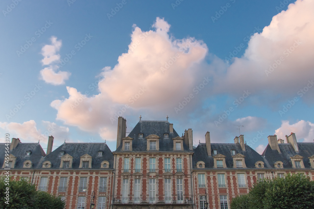 bâtiments anciens de la place des Vosges à Paris