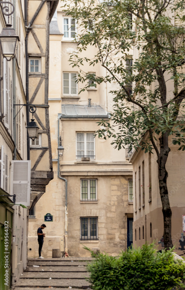 rue grenier sur l'eau à Paris quatrième arrondissement avec maison ancienne à colombages
