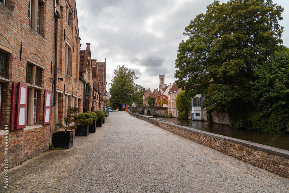 Kopfsteinpflaster Straße neben Fluss in historischer Stadt, Brugge in Belgien, Stadtkern Kopfsteinpflaster Straße neben Fluss in historischer Stadt, Brugge in Belgien, Stadtkern
