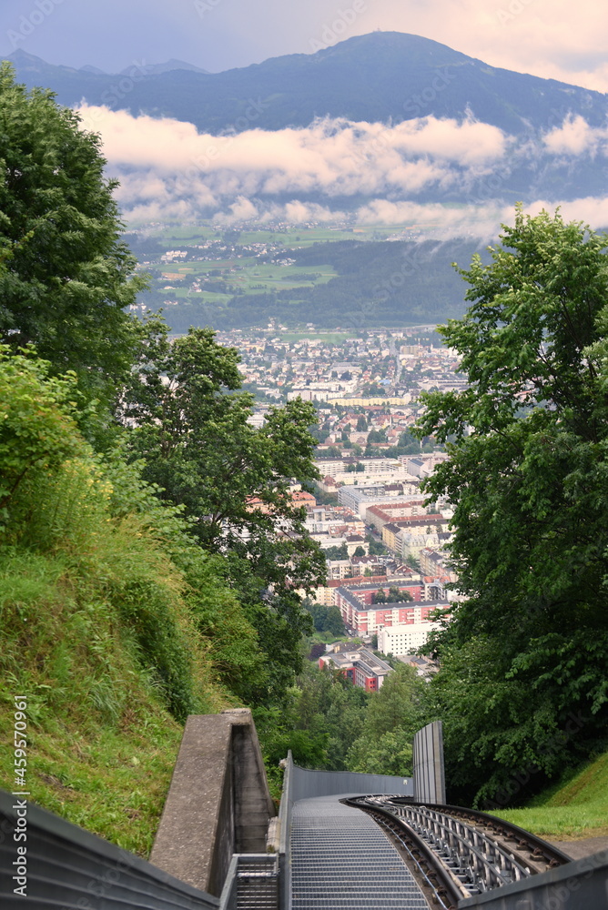 Gleis der Hungerburgbahn hinab ins Tal nach Innsbruck