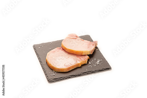 Obraz w ramie lomo de cerdo de sajonia asado con sal gorda decorativa sobre pizarra negra. aislada fondo blanco