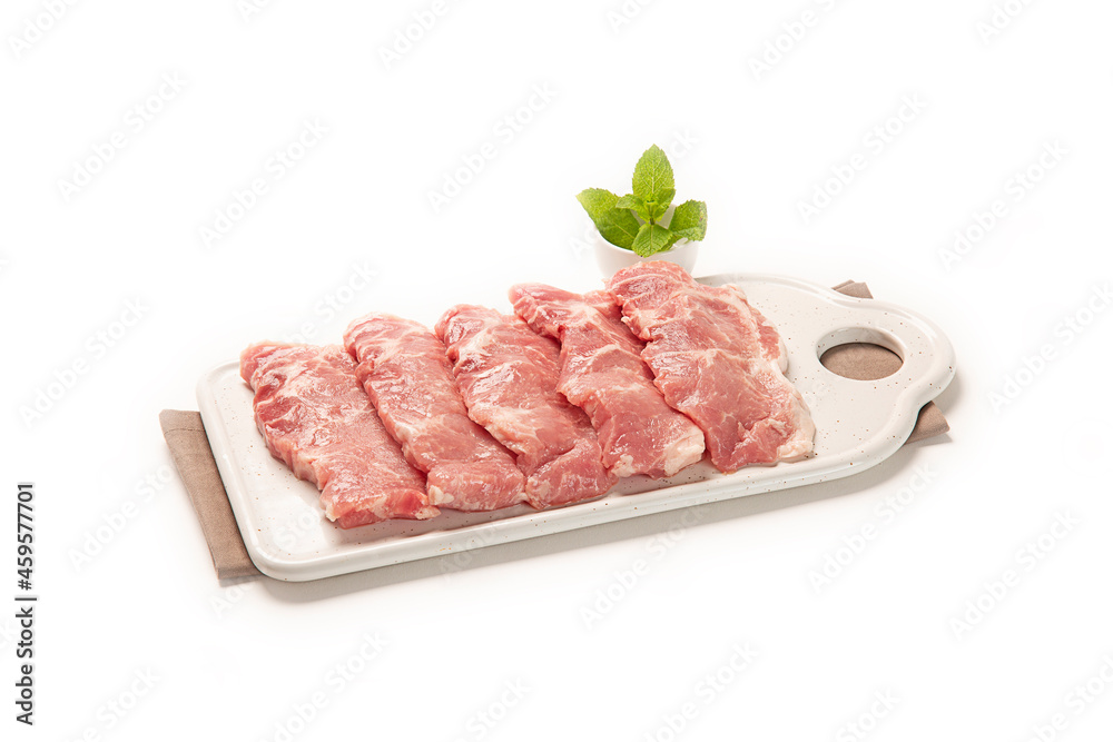 filetes de lomo de cerdo fresco cortado sobre bandeja blanca con hojas de romero decorativo, sobre servilleta de tela blanca con rayas negras. aislada fondo blanco filetes de lomo de cerdo fresco cortado sobre bandeja blanca con hojas de romero decorativo, sobre servilleta de tela blanca con rayas negras. aislada fondo blanco