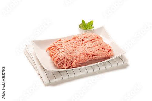 carne picada fresca cruda de ternera cerdo sobre plato blanco con servilleta de tela y decorada con especias. aislada en fondo blanco photo