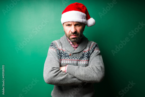 Foto Annoyed man does not like Christmas