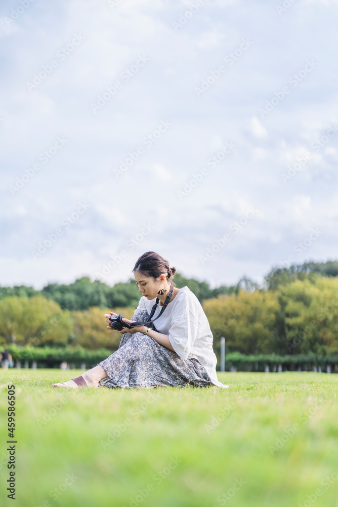公園で写真を撮るカメラ女子