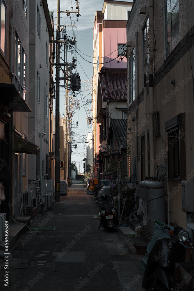Fototapeta premium 裏通りと朝日