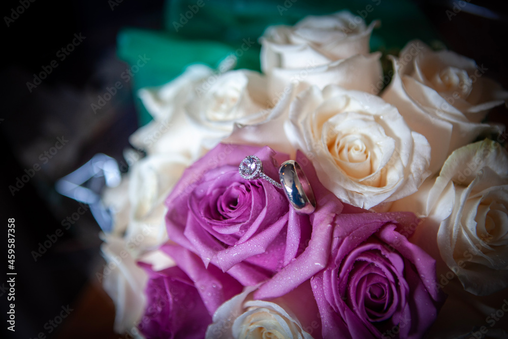 Obraz premium wedding rings in wedding flowers