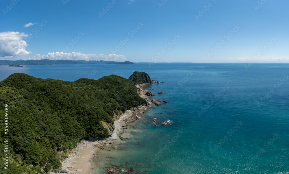 Fototapeta premium 女子岬 佐田岬半島（愛媛県伊方町）を捉えた季節の農村景観