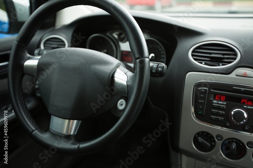 Automobile dashoboard. Six speed gear stick in a brand new sport car © BillionPhotos.com