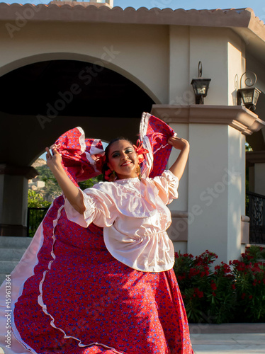 Mujer  vestido rosa danzante tradicional mexicana