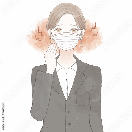 マスク着用による摩擦・炎症に悩むスーツを着た女性