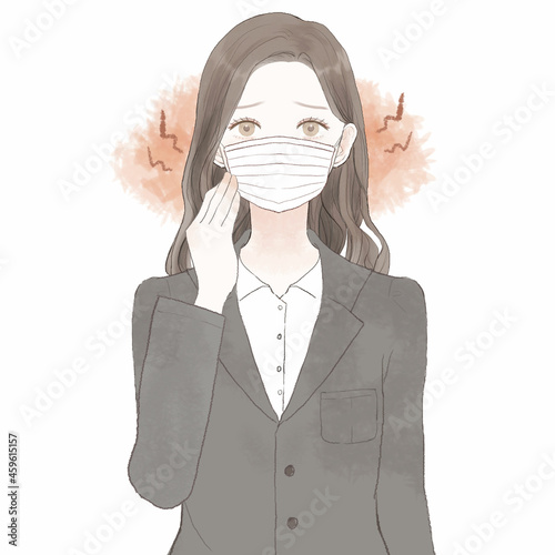 マスク着用による摩擦・炎症に悩むスーツを着た女性