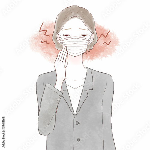 マスク着用による摩擦・炎症に悩むスーツを着た中年女性