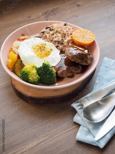 함박 스테이크, 계란 프라이, 채소볶음, 잡곡밥