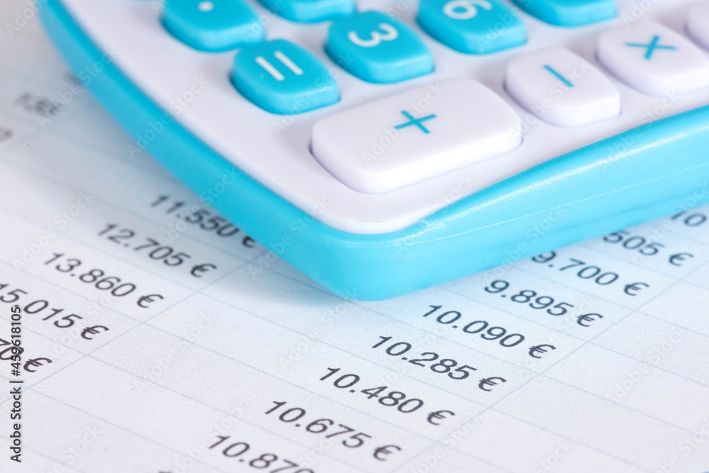 Taschenrechner und Tabelle mit verschiedenen Zahlen Taschenrechner und Tabelle mit verschiedenen Zahlen