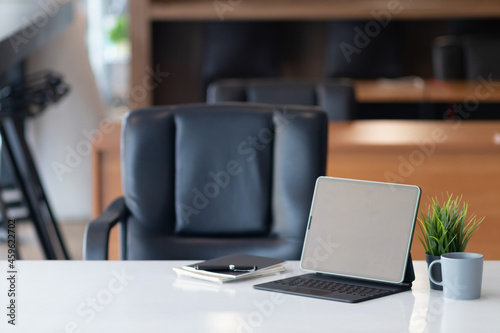 Computers on the desks are set up in the office to be available at all times through the corporate network and the Internet network for the convenience of contacting and collaborating with others.