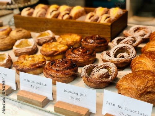 パン　外国のベーカリー　ショーケースに並ぶパン
