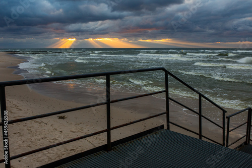 Fototapeta Naklejka Na Ścianę i Meble -  Morze bałtyckie Zachód słońca chmury 