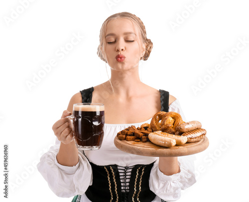 Beautiful woman in traditio...