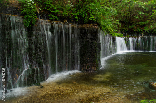 岩盤の隙間から流れ出る水が造る白糸の滝