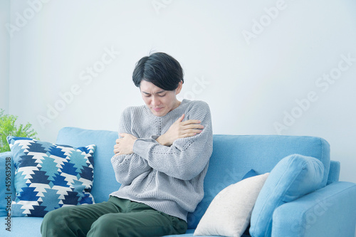 男性　震える