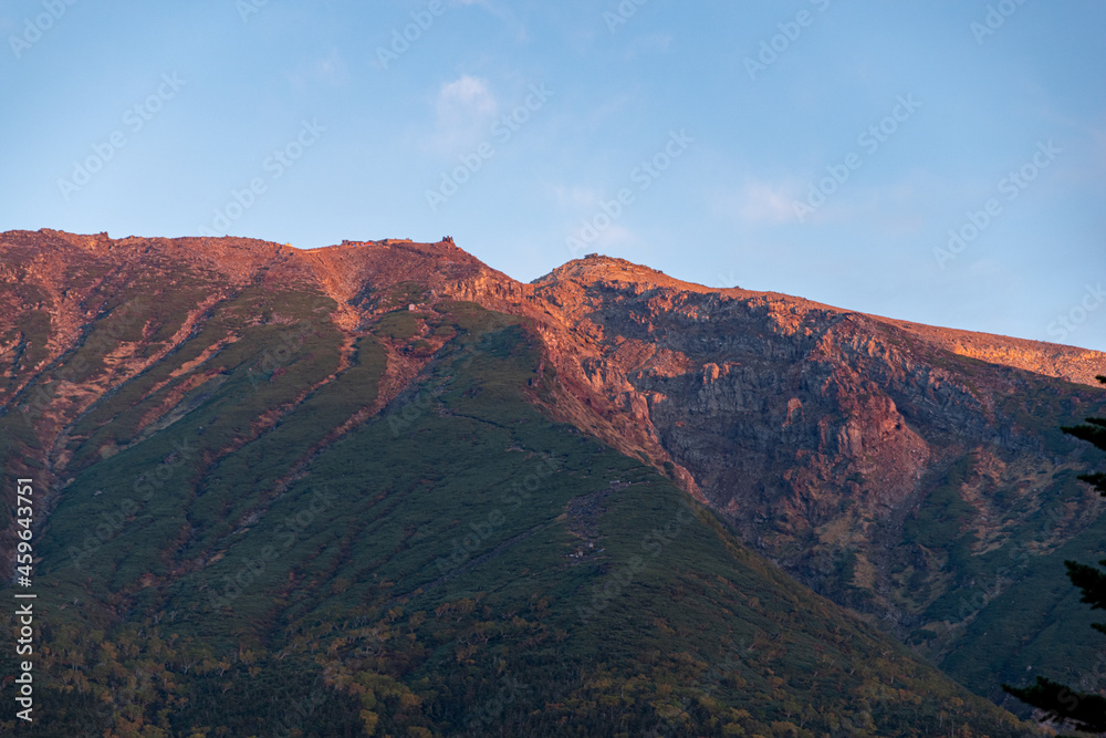 朝陽を浴びて赤く染まる御嶽山