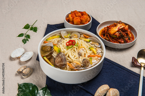 진한 국물 베이스에 탱탱한 면을 넣어 만든 맛있는 칼국수