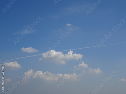 青空と雲と飛行機雲