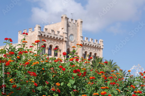 Hôtel de ville de Ciutadella bordé de palmiers et de jets d'eau