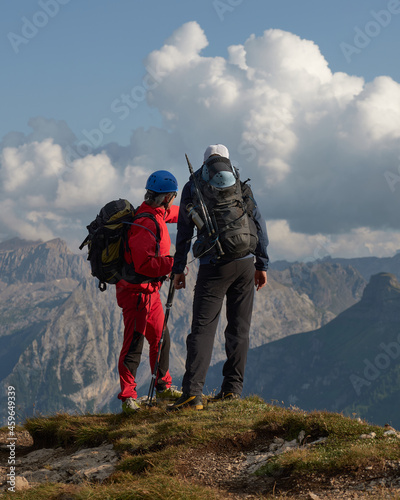 erfahrener Bergsteiger zeigt die Landschaft seinem jungen Kunden in Südtirol, italienische Dolomiten photo